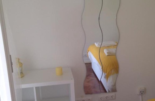 Falca House | Budget-Friendly 4U Lisbon II Guesthouse with Family Amenities