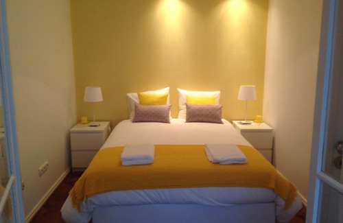 Falca House | Budget-Friendly 4U Lisbon II Guesthouse with Family Amenities