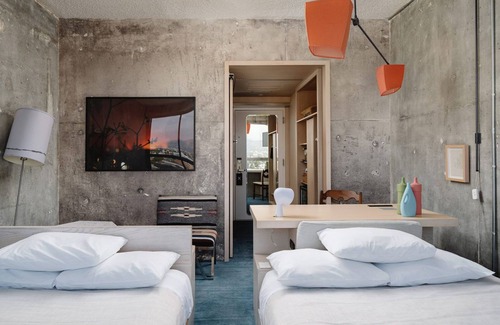Wilshire Center Hotel | Elevated Views and Family-Friendly Amenities at The LINE Hotel