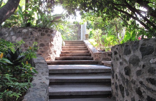 Cocoyoc House | Relax in a 5,000-Meter Villa with Pool and Garden Retreat