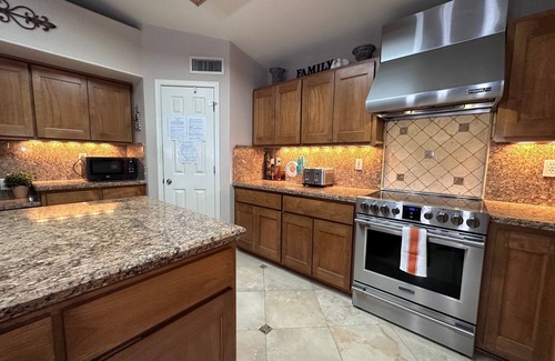 Pinnacle Hill House | Scenic Retreat: Steps to Hiking, Minutes to Spring Training