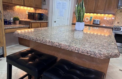 Pinnacle Hill House | Scenic Retreat: Steps to Hiking, Minutes to Spring Training