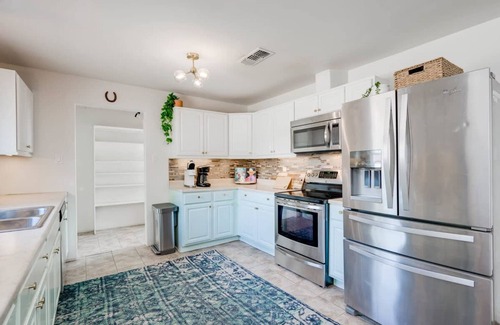 Blanco House | 5 2 two Kings hot tub Firepit 16min to Wine Trail Nearby Pickleball Courts Pool