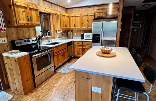 Indian Rock Springs Cabin | Serene Creek Front Retreat with High-Speed Internet & Pool