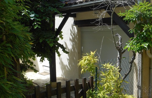 Sarlat-la-Caneda Cottage | Relaxing Gîte in Sarlat with Heated Pool & Pet-Friendly Amenities