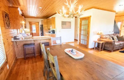 College Grove Cabin | Cozy 3-Bedroom Cabin Next to Troubadour for Families