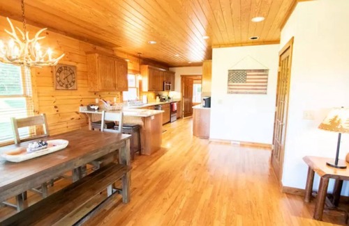 College Grove Cabin | Cozy 3-Bedroom Cabin Next to Troubadour for Families