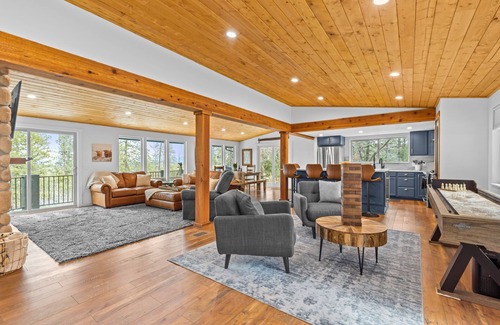Post Falls Cabin | Inviting Riverfront Cabin with Private Views & Downtown Access