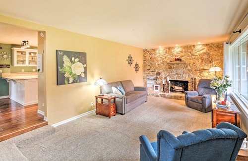 Thurston House | 5-Acre Getaway w/ Mtn View ~ 14 Mi to Eugene!