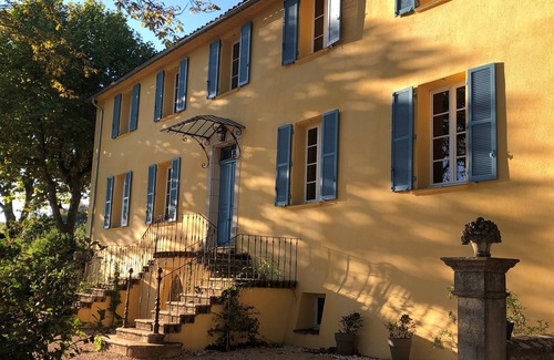 Neoules Villa | 5* BASTIDE villa with swimming pool on a wine estate