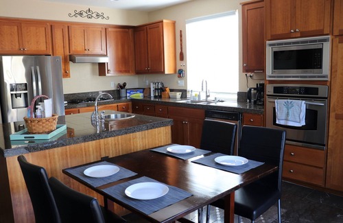 Elk Grove House | Inviting 5 BD Home with Pool and Fire Pit for Your Stay