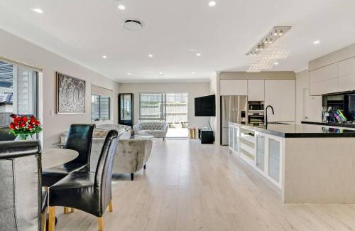 Flat Bush House | Modern 5 BDR Flat Bush Mansion with Pool Table & Fast WiFi