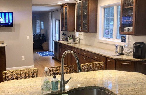 Wardour House | Spacious 5 BDRM Hotel Near USNA Stadium with Hot Tub