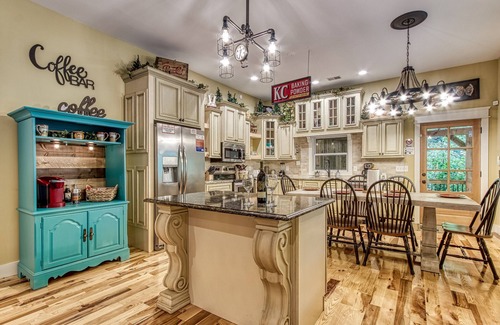 Kodak House | Inviting 5 BDRM Cabin Near Dollywood with Games & Spa!