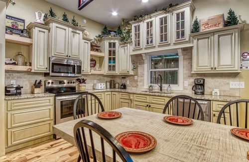 Kodak House | Inviting 5 BDRM Cabin Near Dollywood with Games & Spa!