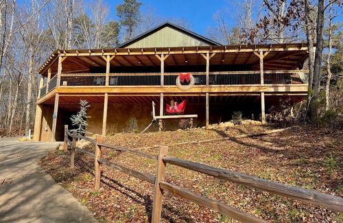 Kodak House | Inviting 5 BDRM Cabin Near Dollywood with Games & Spa!