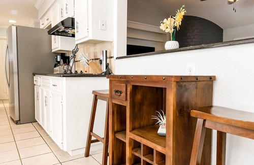 South Side House | Ideal 5-BDRM Stay for Corporate or Vacation Getaways