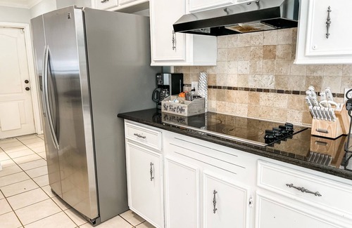 South Side House | Ideal 5-BDRM Stay for Corporate or Vacation Getaways