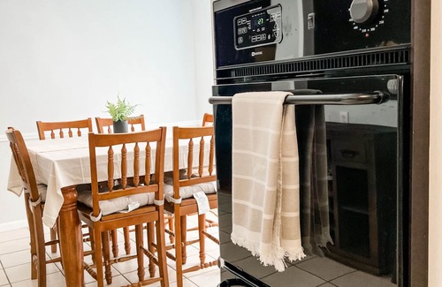 South Side House | Ideal 5-BDRM Stay for Corporate or Vacation Getaways