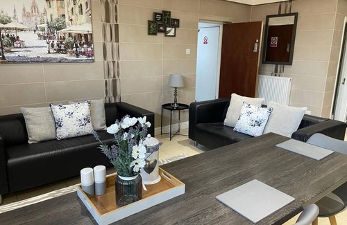 Huyton Apartment | Spacious 5-Bedroom Apartment with Kitchen & Pet-Friendly Perks