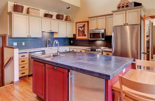 Black Butte Ranch House | Inviting 5-Bed Black Butte Retreat with Spa and Fireplace