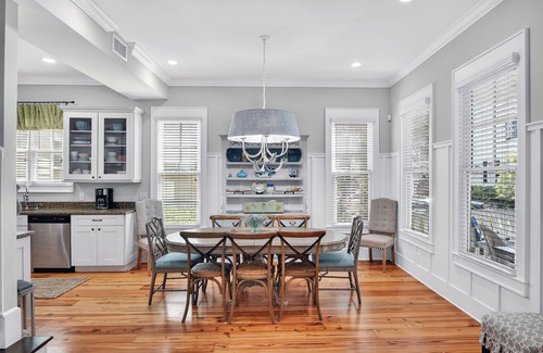 King City House | Family-Friendly 5 Bedroom Home Steps from the Village!