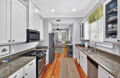 King City House | Family-Friendly 5 Bedroom Home Steps from the Village!
