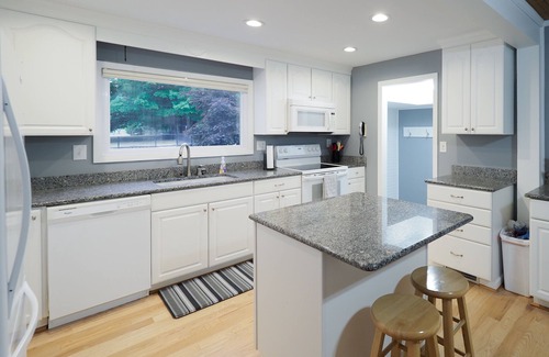 South Haven House | Inviting Retreat: Private Heated Pool & Fire Pit Near Downtown