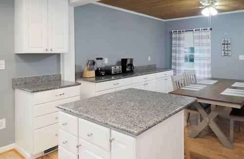 South Haven House | Inviting Retreat: Private Heated Pool & Fire Pit Near Downtown