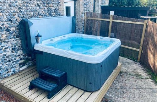 Isle of Thanet House | Cozy 5 Bed Barn Conversion with Private Hot Tub