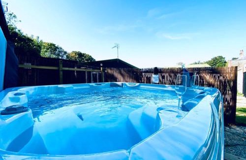 Isle of Thanet House | Cozy 5 Bed Barn Conversion with Private Hot Tub