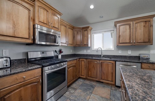 Naples House | 5-bed by Dinosaur National Monument & Green River w/Hot Tub, Pool & Fire Pit.
