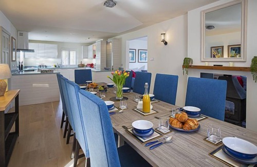 Babbacombe Cottage | Family-Friendly Foxes Walk: 5 Bedrooms for Up to 9 Guests