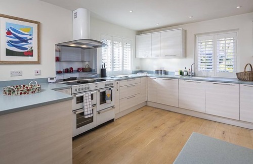 Babbacombe Cottage | Family-Friendly Foxes Walk: 5 Bedrooms for Up to 9 Guests