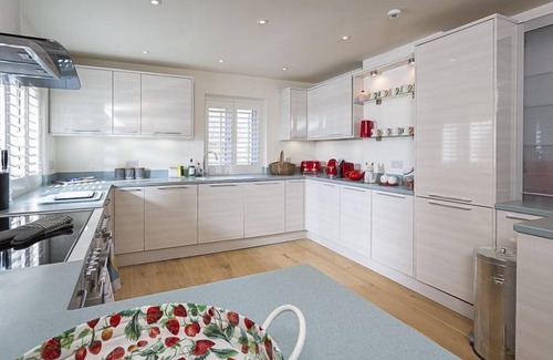 Babbacombe Cottage | Family-Friendly Foxes Walk: 5 Bedrooms for Up to 9 Guests