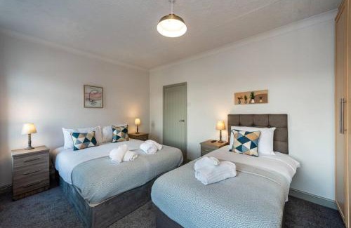 Llanelli Apartment | Bright 5-Bed Family Retreat in Llanelli, Rated 9/10
