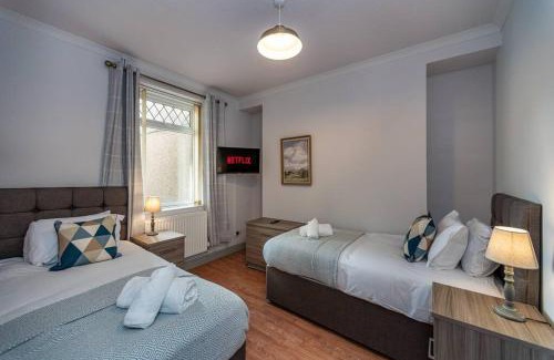 Llanelli Apartment | Bright 5-Bed Family Retreat in Llanelli, Rated 9/10