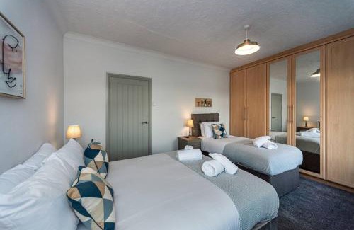 Llanelli Apartment | Bright 5-Bed Family Retreat in Llanelli, Rated 9/10