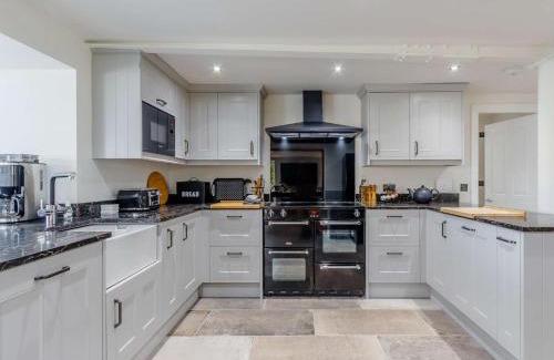 Pittenweem House | Family-Friendly 5-Bed Retreat in Anstruther with Hot Tub