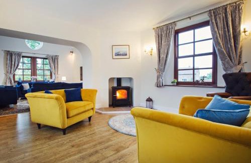 Halmonds Frome House | Cozy 5-Bed Retreat in Bishops Frome - Pet & Child Friendly