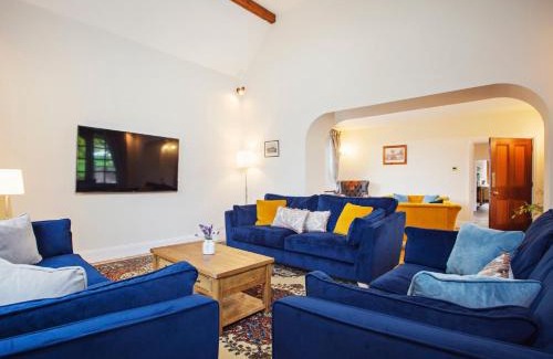 Halmonds Frome House | Cozy 5-Bed Retreat in Bishops Frome - Pet & Child Friendly