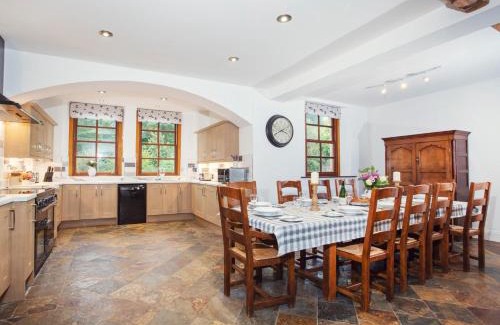 Halmonds Frome House | Cozy 5-Bed Retreat in Bishops Frome - Pet & Child Friendly