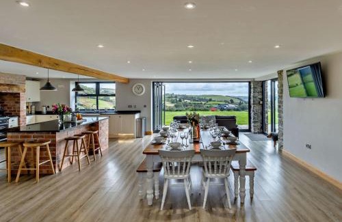 Builth Wells House | Comfortable 5-Bed Retreat in Hay-on-Wye with Hot Tub