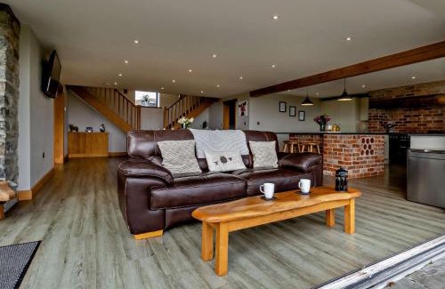 Builth Wells House | Comfortable 5-Bed Retreat in Hay-on-Wye with Hot Tub