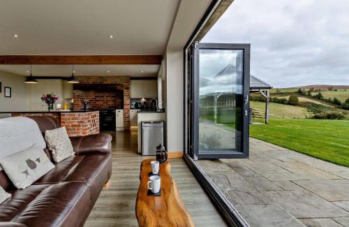 Builth Wells House | Comfortable 5-Bed Retreat in Hay-on-Wye with Hot Tub