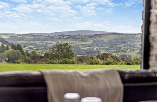 Builth Wells House | Comfortable 5-Bed Retreat in Hay-on-Wye with Hot Tub