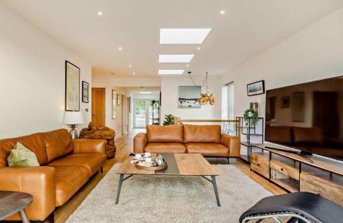 Polruan House | Spacious 5-Bed Family Retreat in Pet-Friendly Polruan