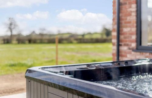 Llanymynech House | Family-Friendly 5 Bed Retreat in Shrewsbury with Hot Tub