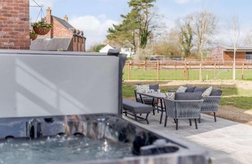 Llanymynech House | Family-Friendly 5 Bed Retreat in Shrewsbury with Hot Tub