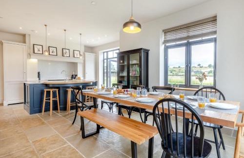 Llanymynech House | Family-Friendly 5 Bed Retreat in Shrewsbury with Hot Tub